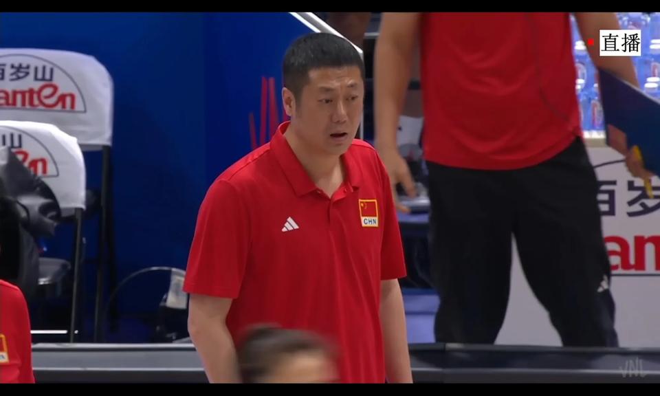 赵勇面对吴梦洁崴脚，瞬间表情太尴尬，女排主教练真的不好当在女排成功的主教练没