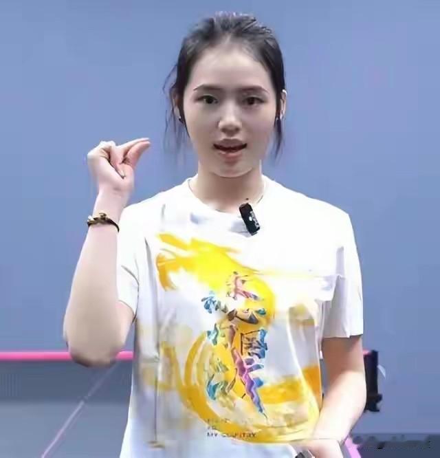 牛冠凯是国乒一队现役队员，常给王楚钦当陪练；段冬妍曾入选国乒二队，退役后做教学。