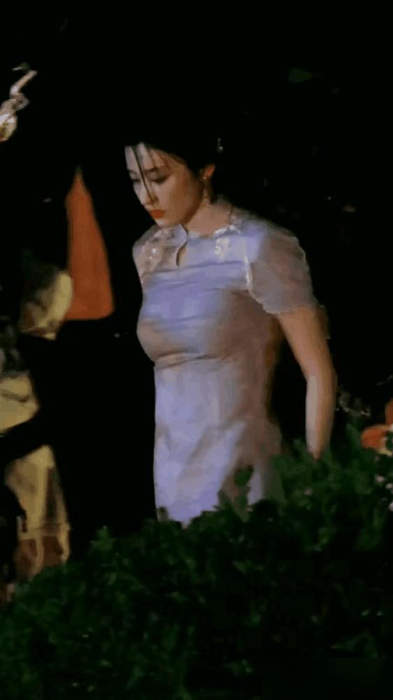 王楚然靠一条湿身旗袍美上热搜，扭头在剧组却连瓶水都递不出去。明明是她把剧的