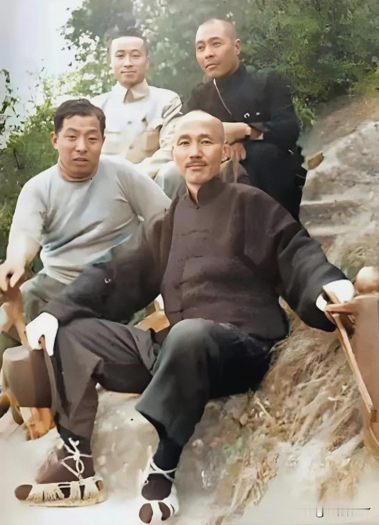 这是西安事变前夕张学良与蒋介石和蒋孝先及钱大钧一同登华山苍龙岭时的一张合影老照片