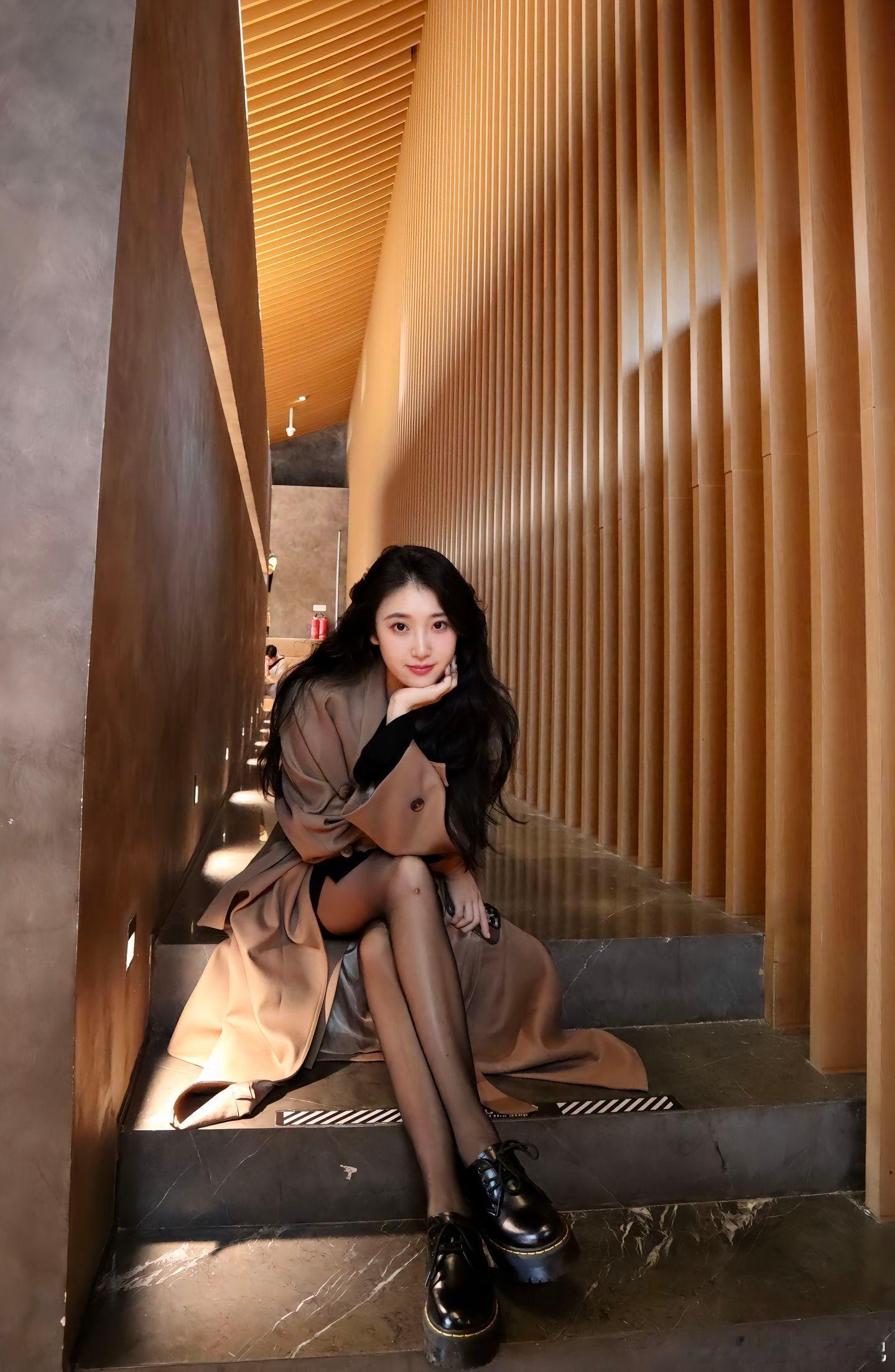 今天穿什么风衣配黑丝美女绘梦长廊