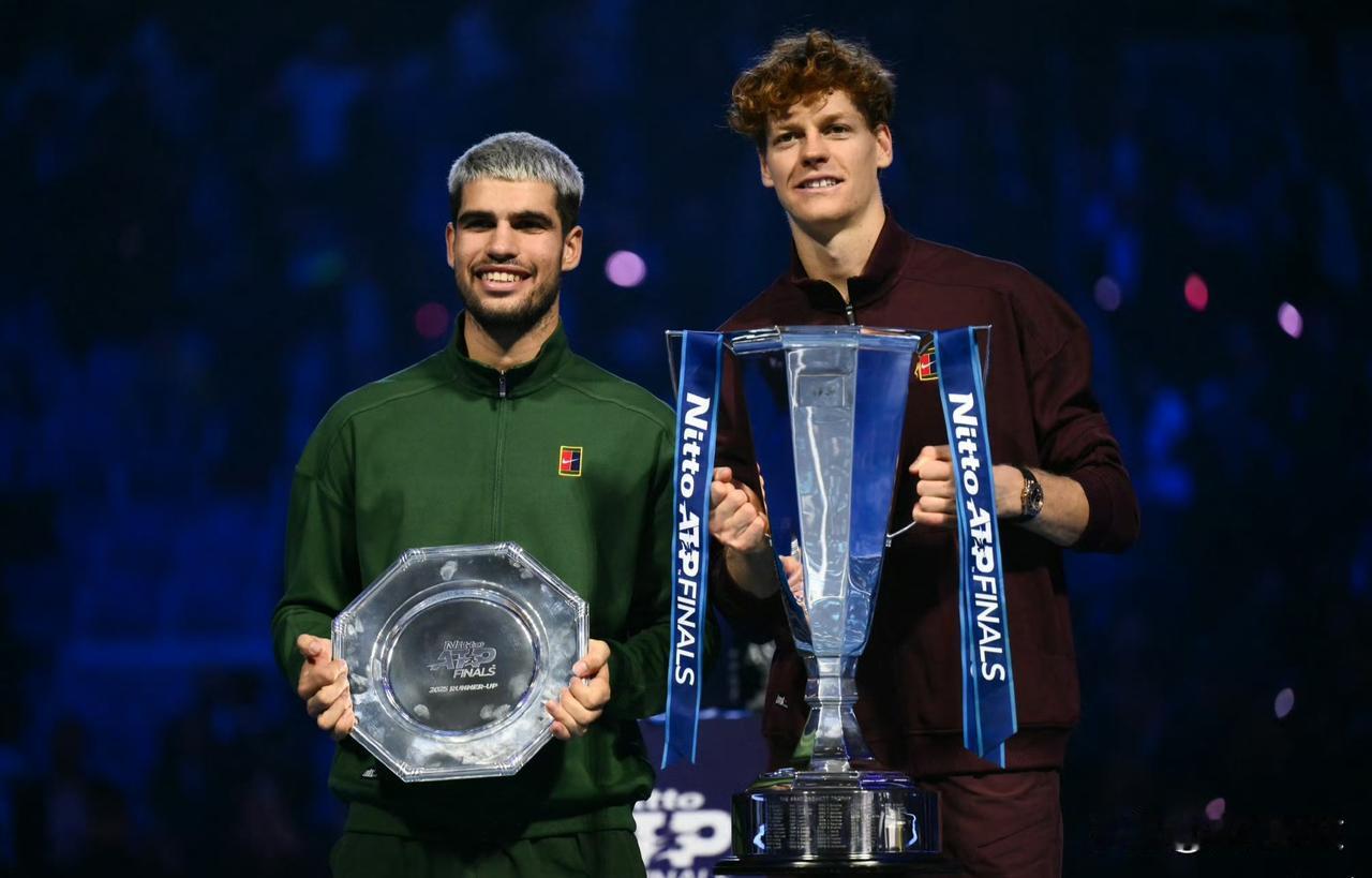 【平分秋色结局堪称完美！阿尔卡年终第一，辛纳年终总决赛冠军！】今天凌晨，AT