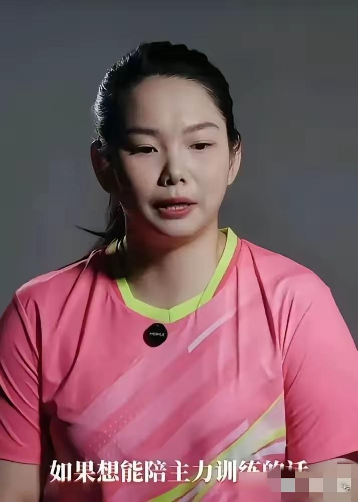 孙颖莎夺冠后，第一个冲过去抱住的人，不是教练马琳。而是那个为了模仿伊藤美诚，当