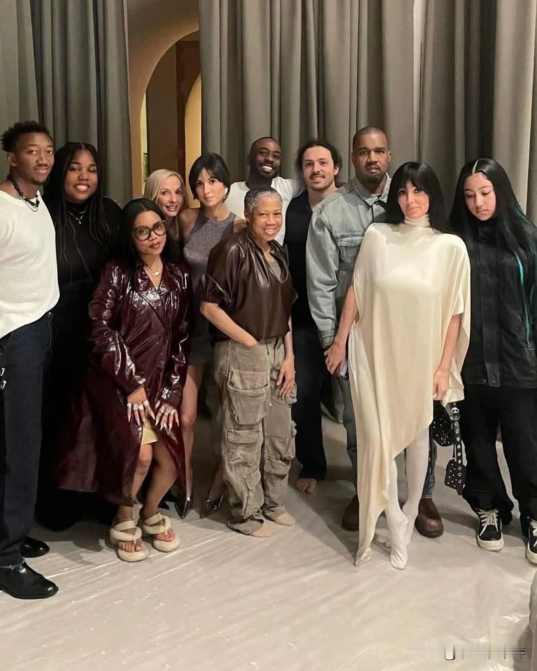 侃爷和他的家人一起度过圣诞节！