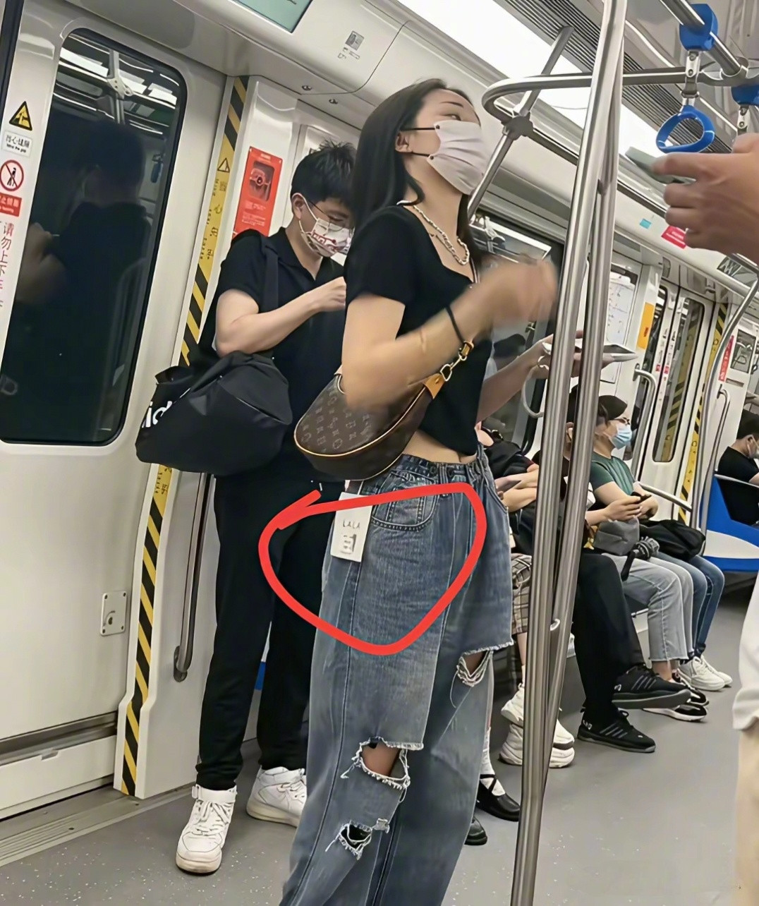 衣服吊牌和A4纸一样大了很同情商家，尤其是那些卖女装的。这种大吊牌，对夏装有