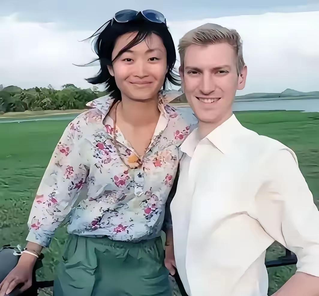 敬一丹的奶女儿和她一样漂亮，找了一个外面男友。有一个优秀的妈妈，女儿也很争气。现