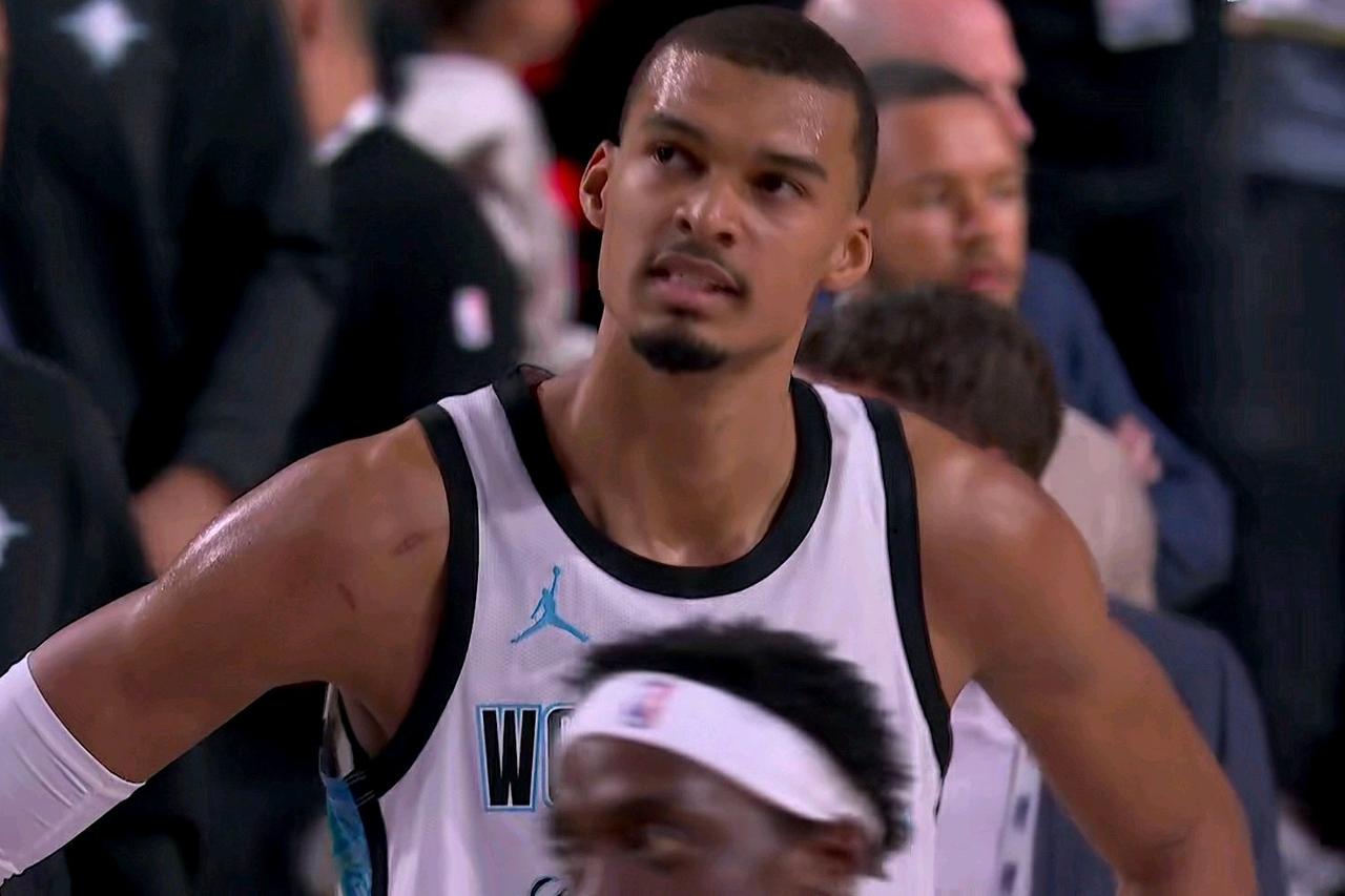 他最想赢！外星人文班亚马打球真的太认真了！在全明星世界队加时赛35:37输给美国