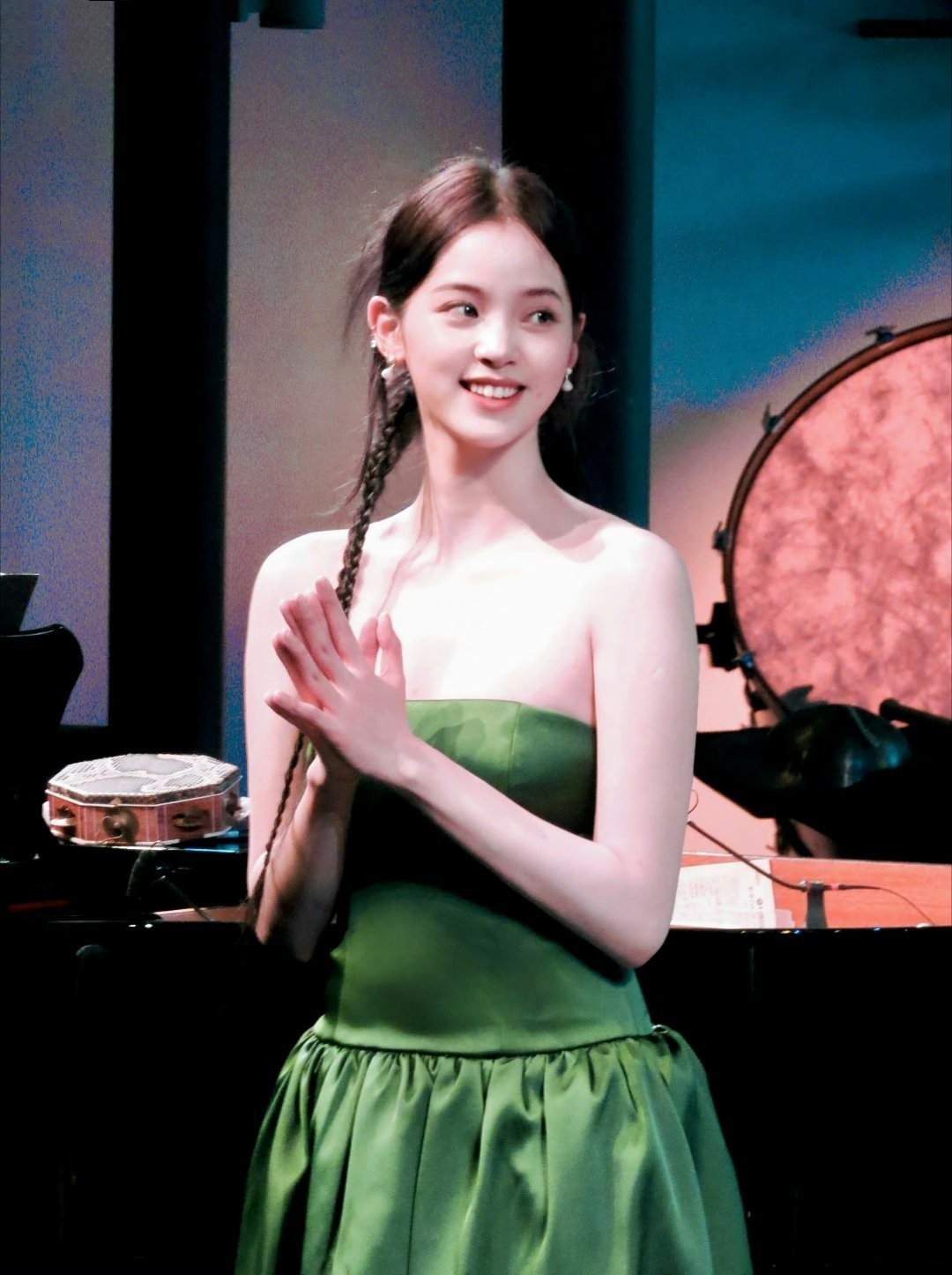 欧阳娜娜，小麻花辫儿绿色抹胸裙​​​