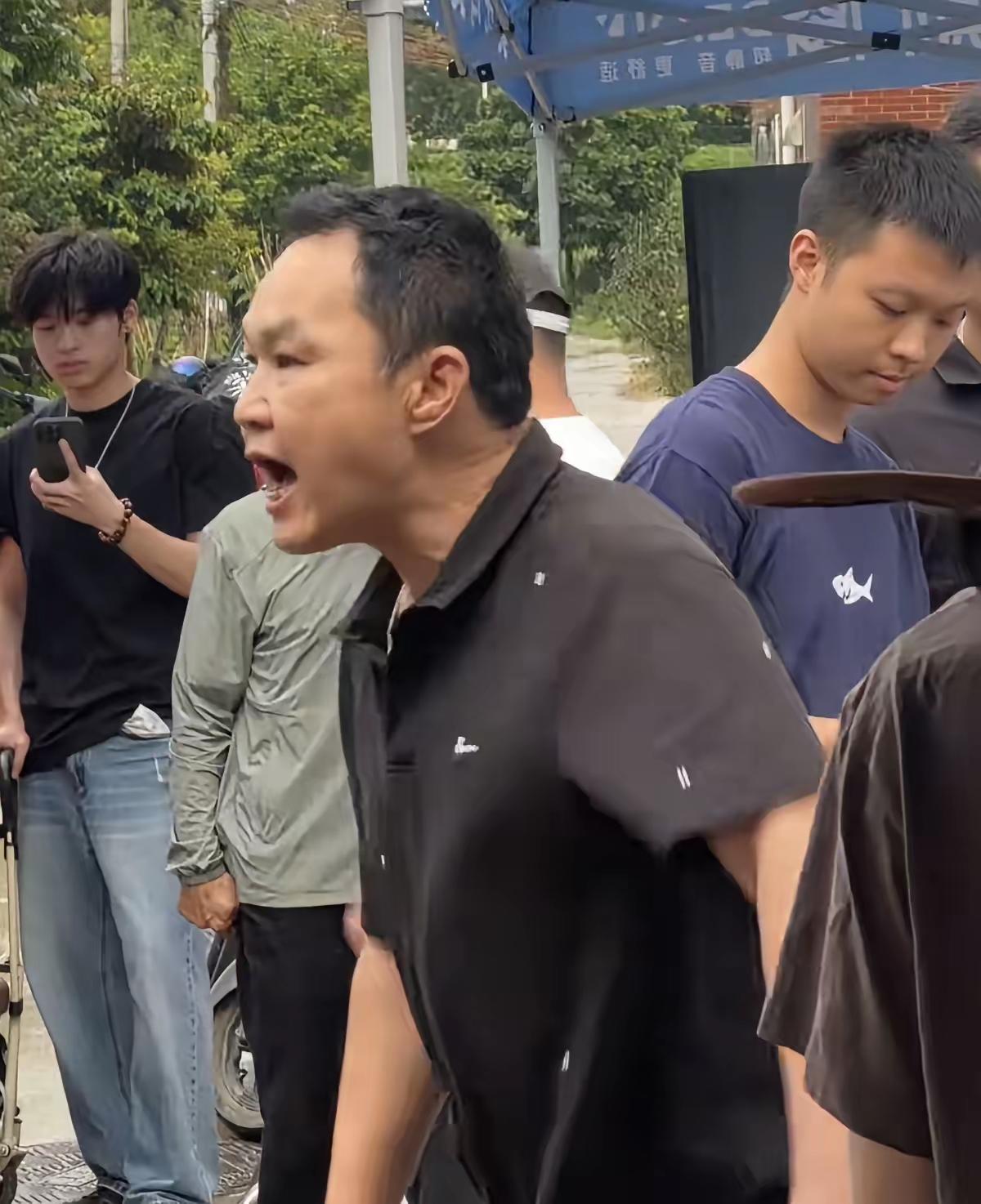 老莫鸡煲爆火后，第一个眼红到失态的人终于现身了。老莫的顺德邻居冲进排队人群，对