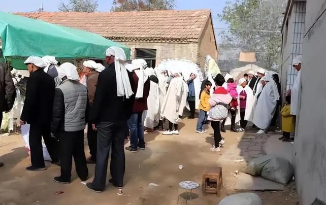 新的殡葬制度将于2026年3月30号执行，大概意思就是：一切从简，城里可以选火葬