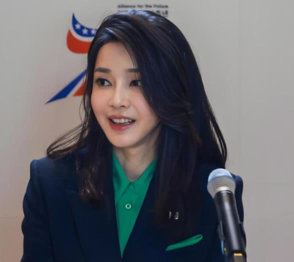 金建希终于意识到自己的靠山没了，她对韩国民众做了一个诚恳的道歉：“像我这样什么都