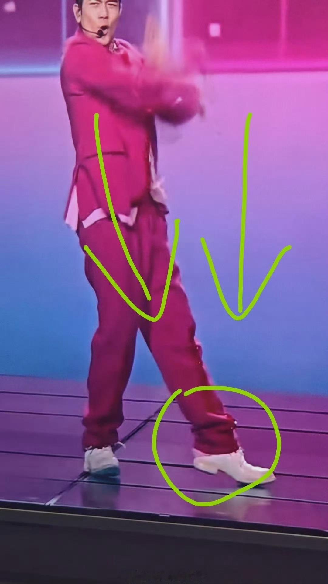 谁把郭富城鞋踩掉了两位都被鞋影响了