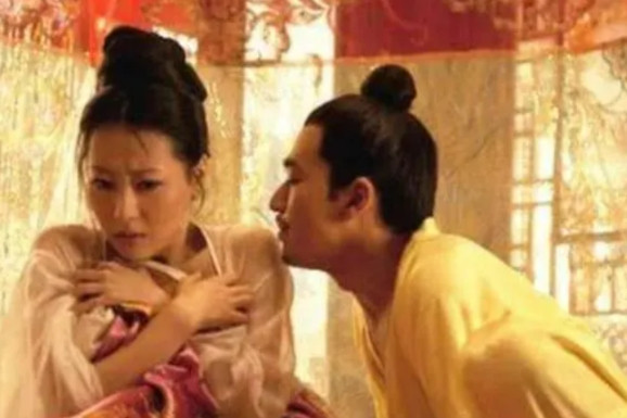 1582年，一宫女怀孕被发现，李太后怒极：“到底是哪个野男人？”说着便要乱棍将宫
