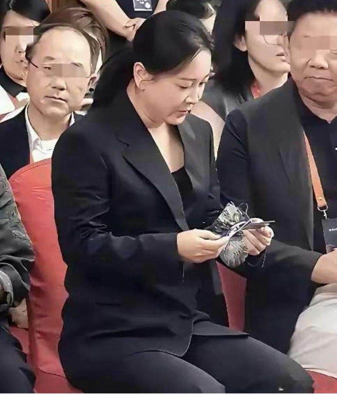 这是近期的贾玲吗？不会胖回去了吧感觉不太像，看着也不像AI