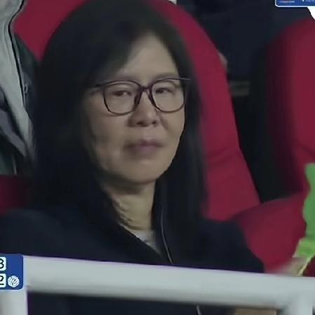 昨晚体育界出乎三大意外：一、郎平坐镇观看弟子朱指导带领河南青年女排赢了河南明星