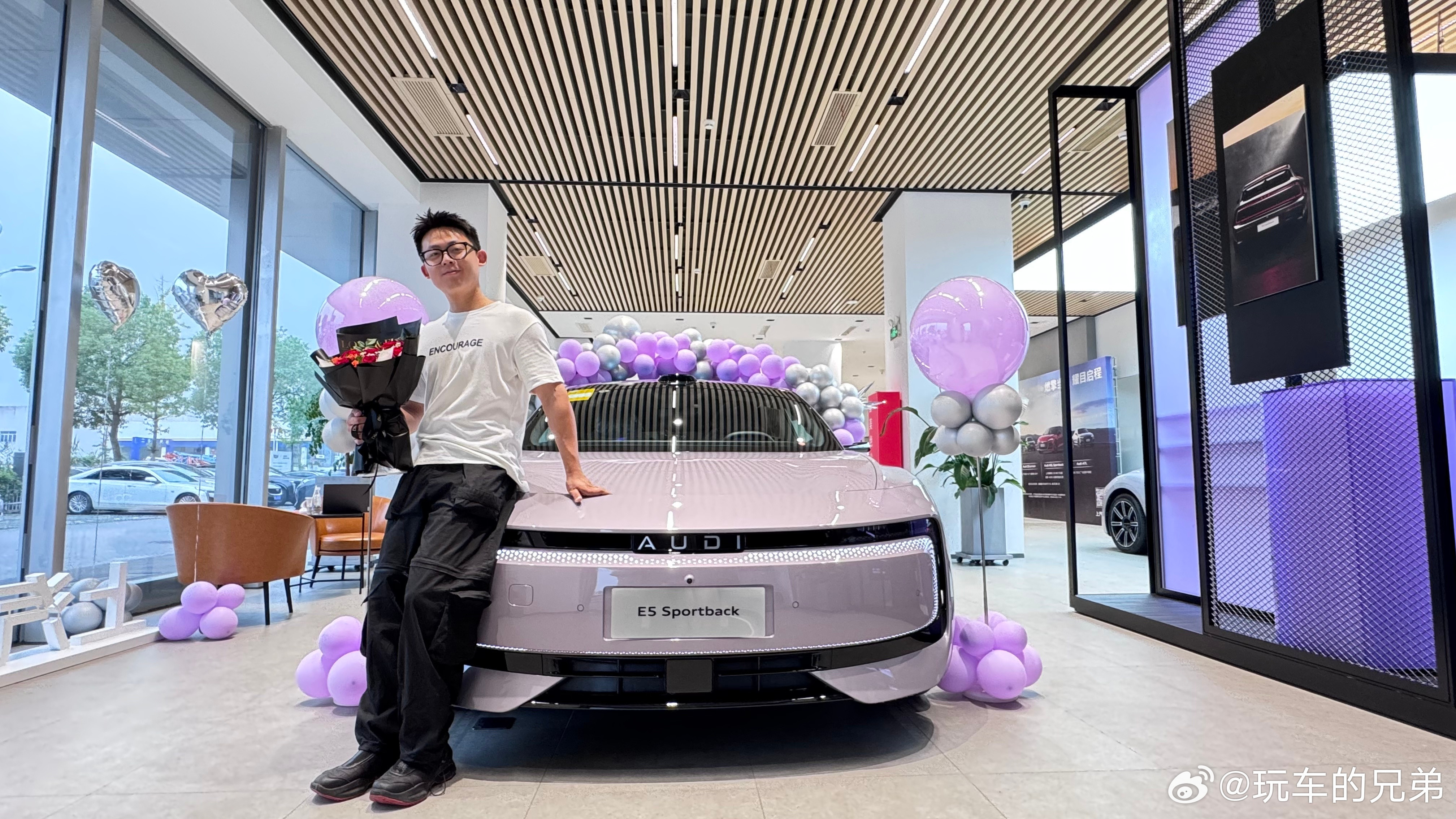 我的奥迪E5Sportback提车啦，看到实车，我只想说，没有四环标的奥迪依旧