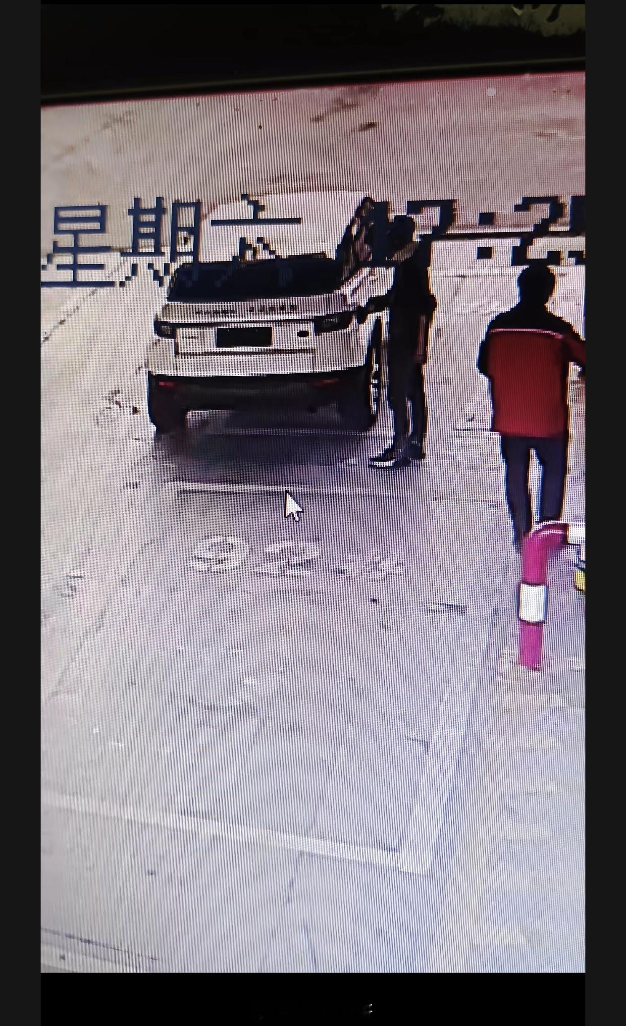 男子开路虎加油500元后逃单据说这个白色路虎车主是一个惯犯，看鞋子应该是同一个