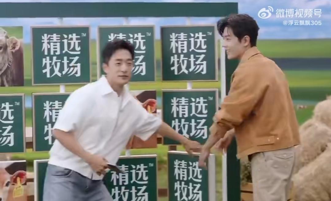 救命！肖战今日份“起床困难症”实锤了！[笑着哭]舞台上突然手忙脚乱，小动作不断，