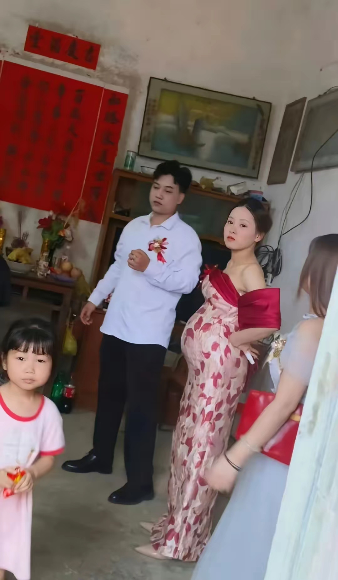 怎么肚子这么大了才办婚礼，一点都不为女方考虑​！