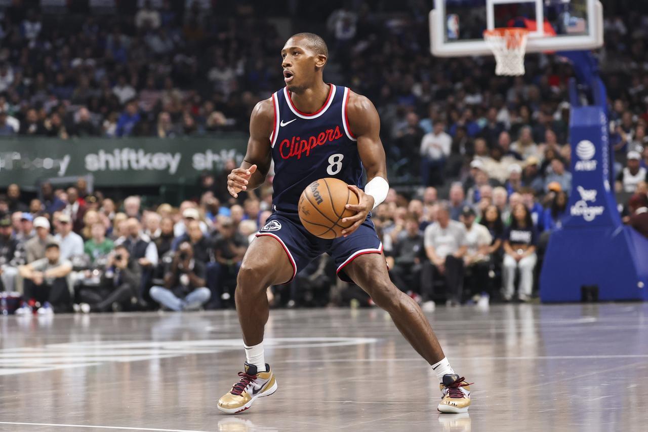 绝了！邓恩和斯玛特不只是薪水接近，连数据都很类似，实力属于同一个级别：1、薪