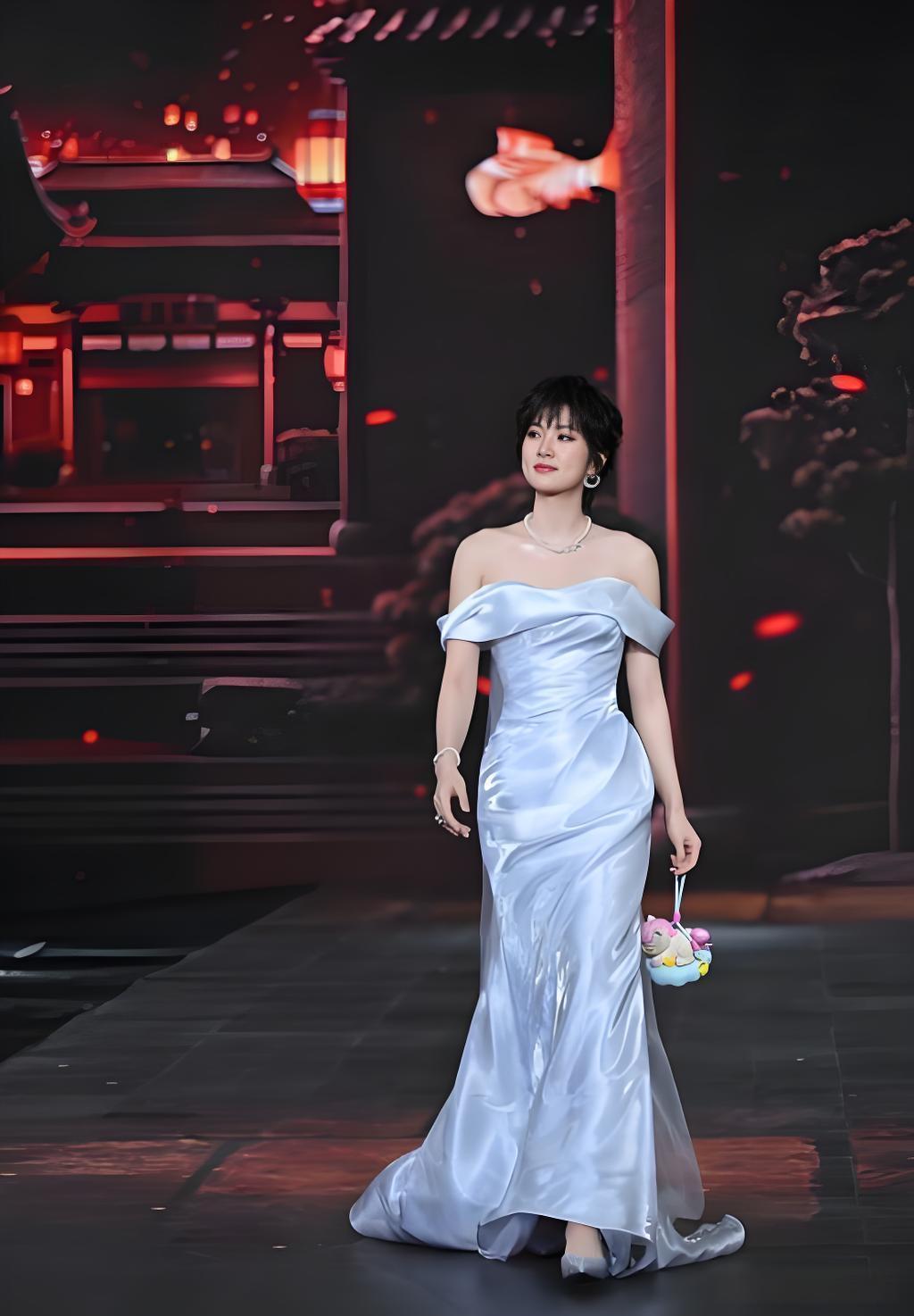 女明星出席盛典活动，基本上都是怎么性感怎么来，为啥姚安娜总是包裹的严严实实？姚