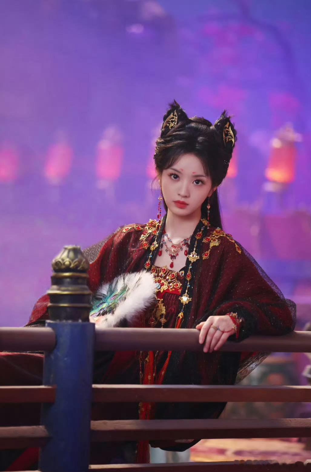 猫妖还得让猫系艺人来演田曦薇的猫妖造型简直是“猫塑天花板”！猫系艺人独有的娇俏与