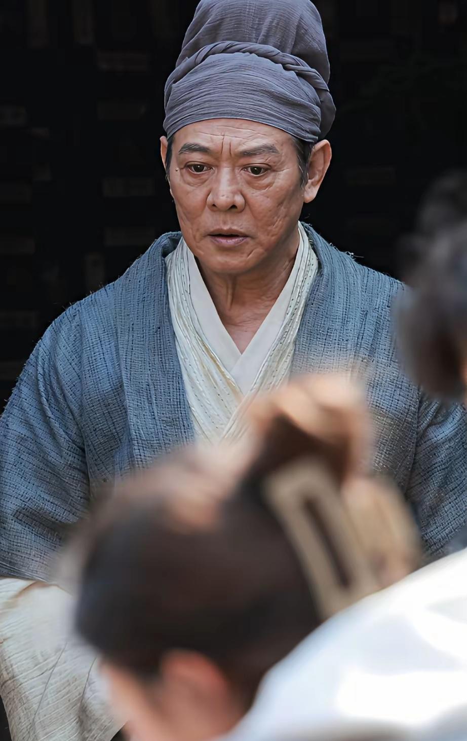 说真的，李连杰这张脸，天生就是主角的命。年轻时一身正气、眉眼清朗，那种英气与风