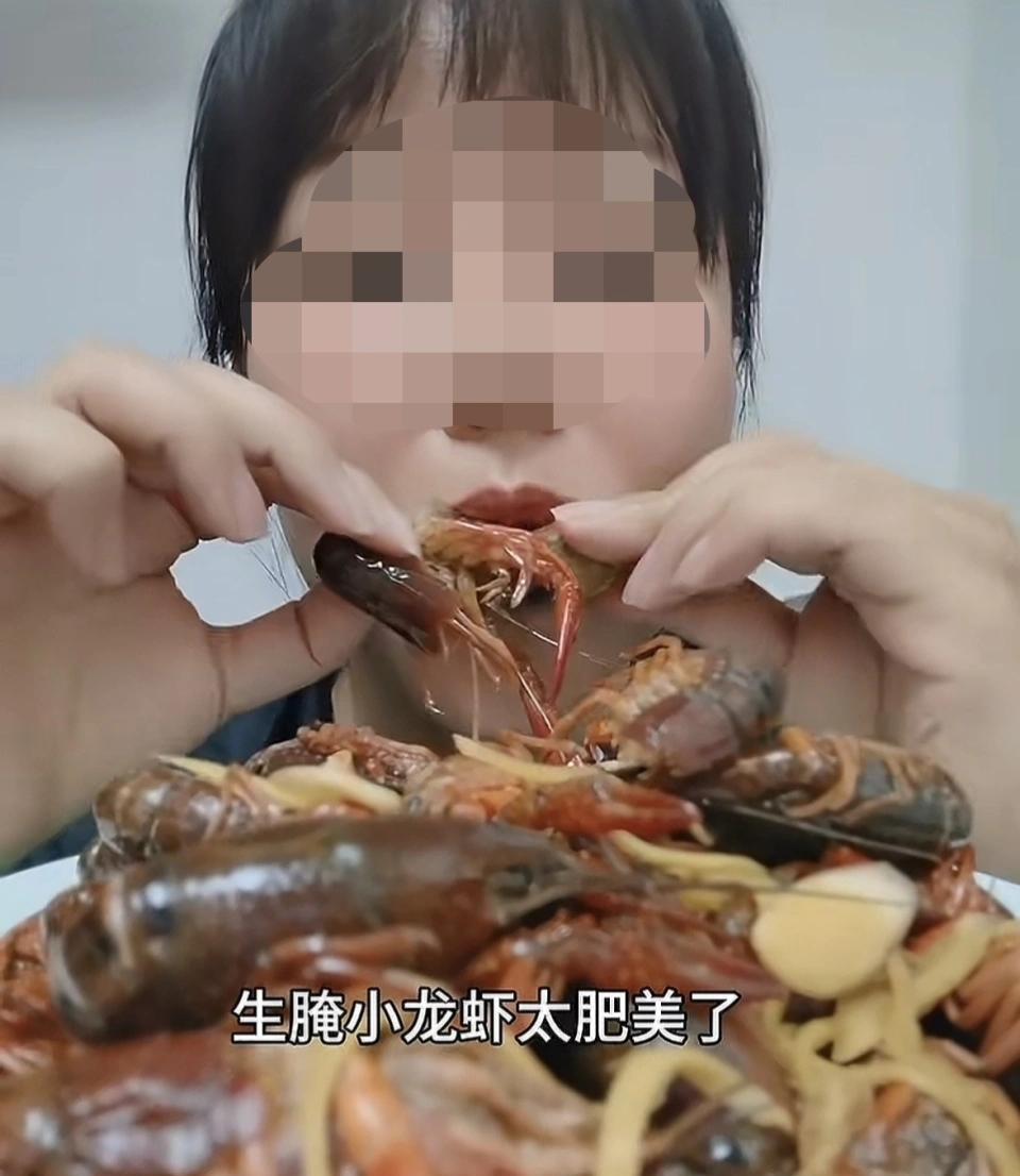 “不作死就不会死！”近日，江苏一女子在网上发布一段吃生腌小龙虾的视频，只见女子先