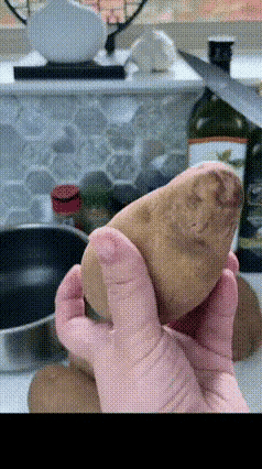 在家要这么削土豆，估计早挨耳光了[笑着哭]