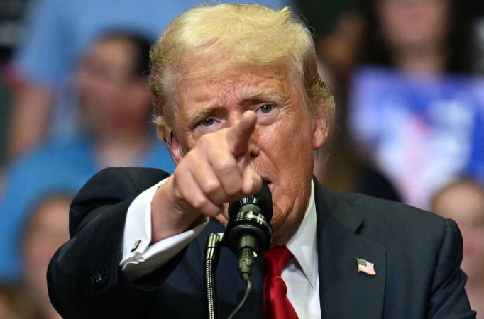 美国国债突破40万亿，支持率也跌到33%，特朗普在华盛顿急得跳脚！据外媒民调
