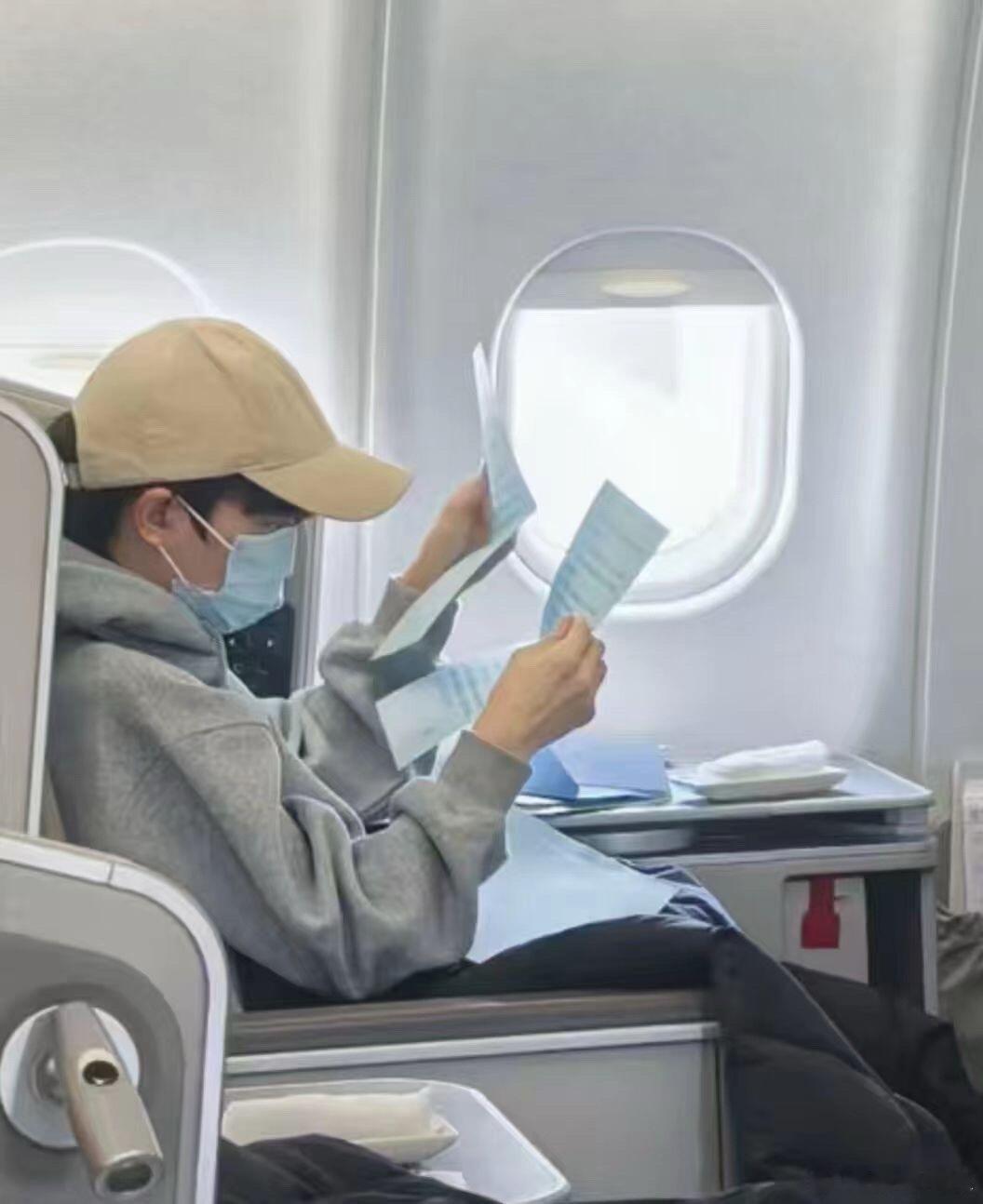 哇塞好幸运！这么近距离看到深深！周深他在看粉丝写的信吗。哇！他真的太好了