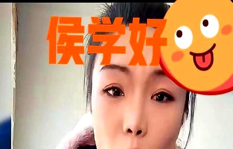 80大寿，本该锣鼓喧天，结果成了“婚礼背景板+假花”凑合。侯耀华黄马褂红皮鞋，自