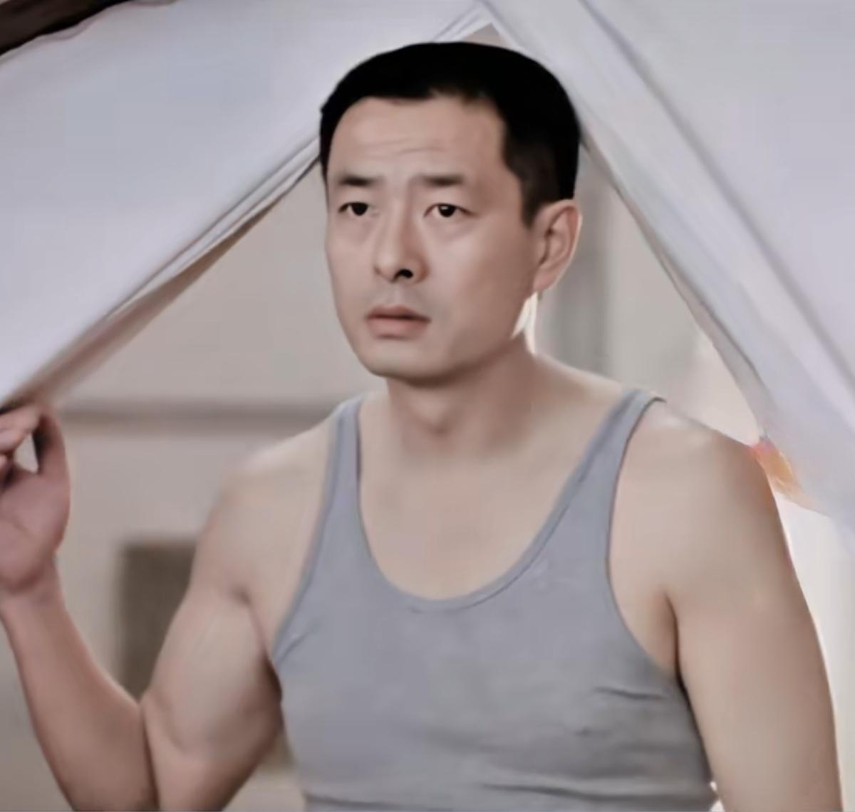 濮存晰年轻时候真的是国民男神，一双单眼皮，五官棱角分明，平头发型，一件灰色背心，