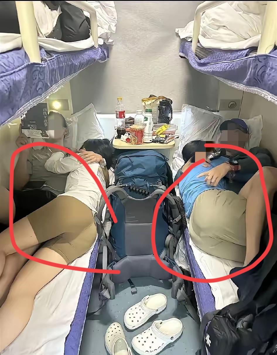 家人们谁懂啊！十一返程的卧铺车厢，我直接瞳孔地震！[doge]下铺两对小情侣，简直