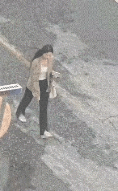 路上美女应注意，有男人不怀好意，故意挑衅，寻求刺激。