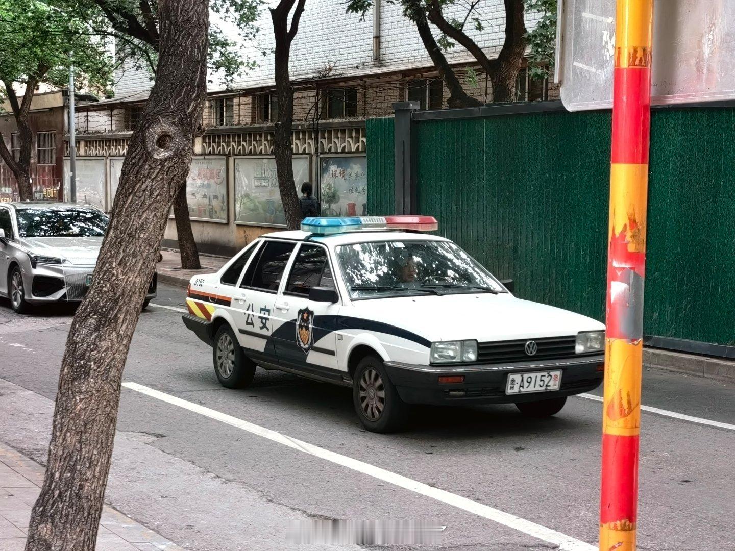 还得是大济南啊！多质朴的警车啊！[抱抱]😘​​​