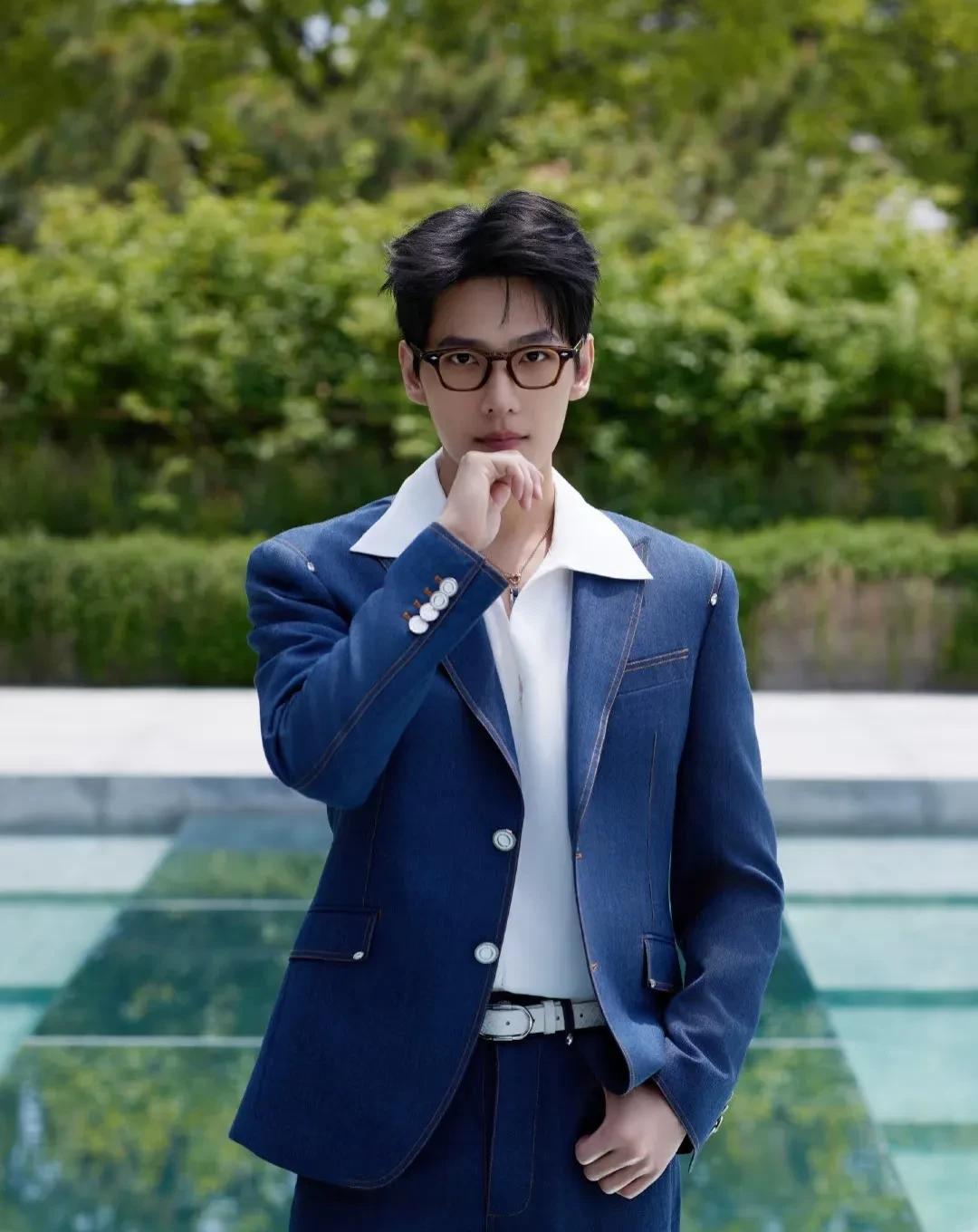 杨洋作为内娱的人气演员，商业价值不容小觑。他形象气质佳，有着独特的个人魅力，能轻