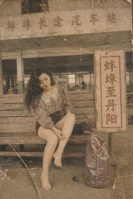 1993年，在安徽蚌埠长途汽车站候车厅一位蚌埠姑娘正低头整理长袜。后来才得知这