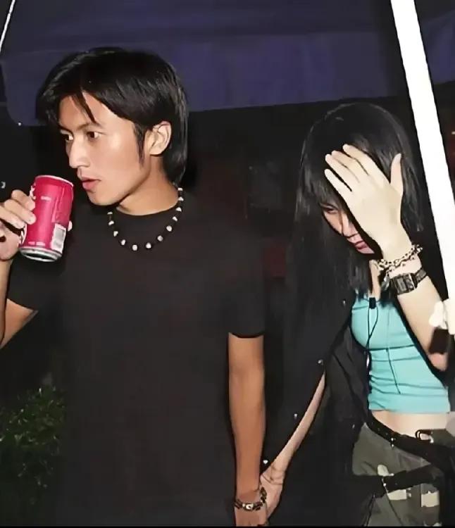 王菲身上的那种不变的少女感，也随着年龄有增无减。不管和谁合影，她眼神里的纯真和