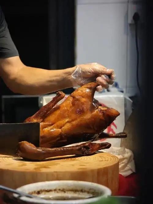 如果你到东莞来吃烧鹅，那你可算是来对地方了。说实话，女儿刚开始在东莞买房，我