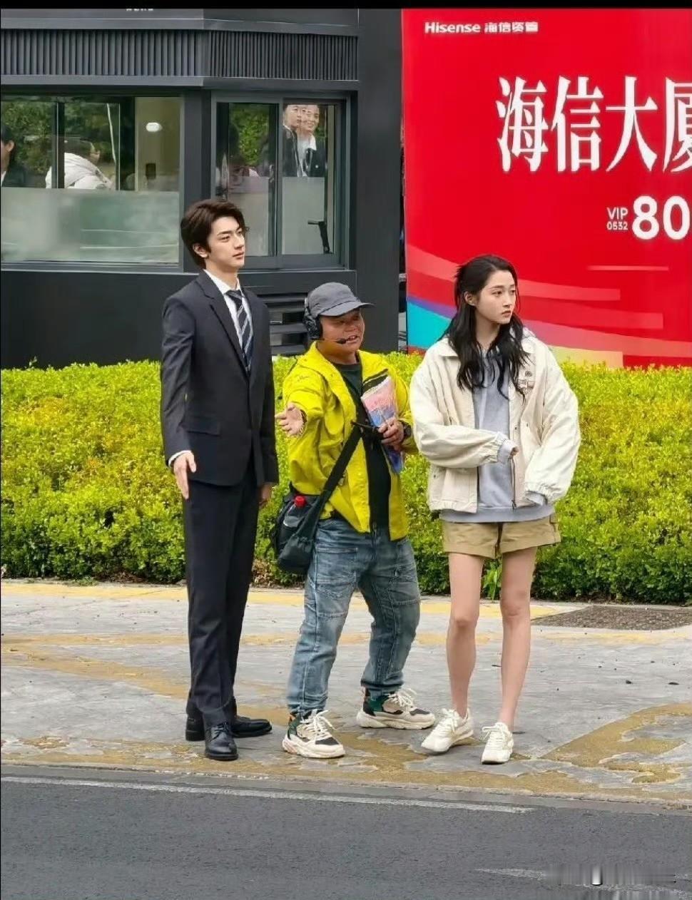 不是，关晓彤现实中也不是很高啊，还是她旁边的男生太高了，才显得她矮！