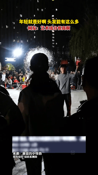 这是仙女下凡了？山东，一女生晚上去看演出，女生本来想录台上的节目，结果镜头一扫，