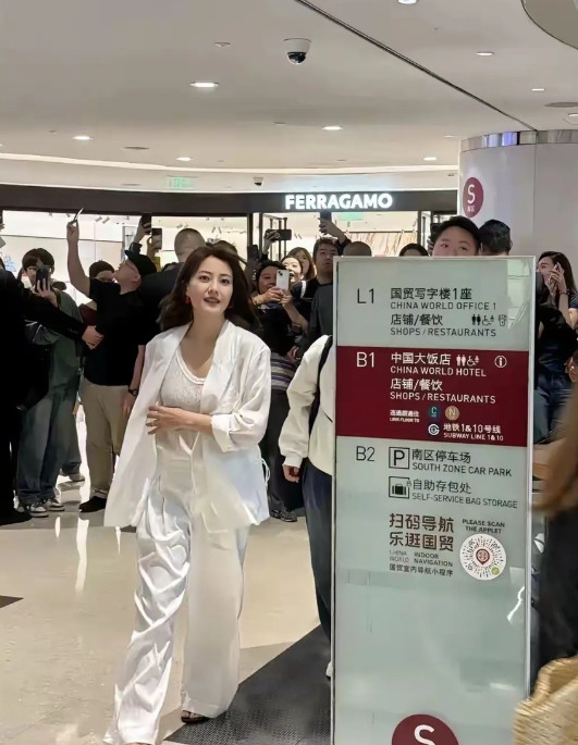 她咋一点不见老啊，比电视上还好看十倍!