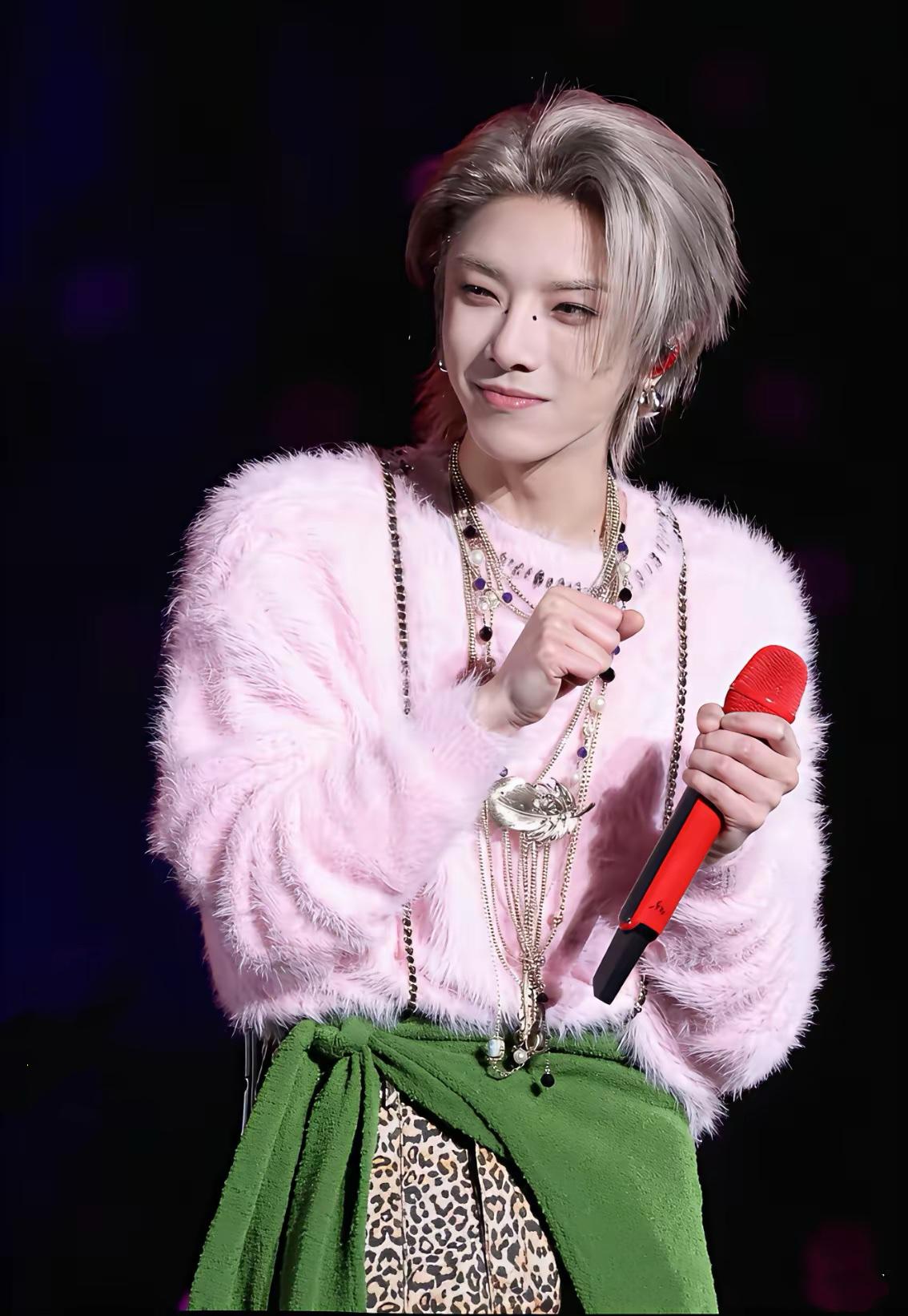 谁能想到，一场演唱会居然能被华晨宇做成全域捞金的生意。普通歌手办演出，大多