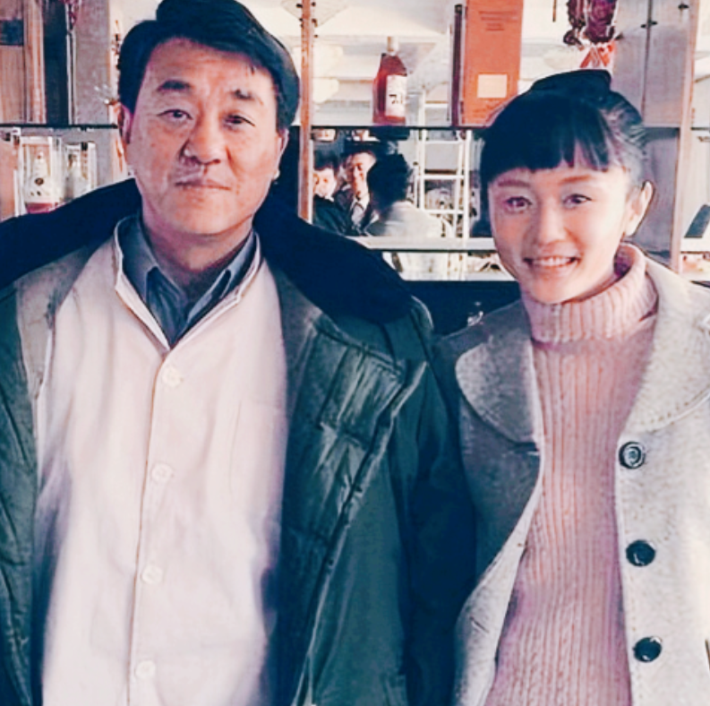 1997年，何冰参加同学聚会，一个女生拍着何冰肩膀说：“何冰，我都快30岁了，要