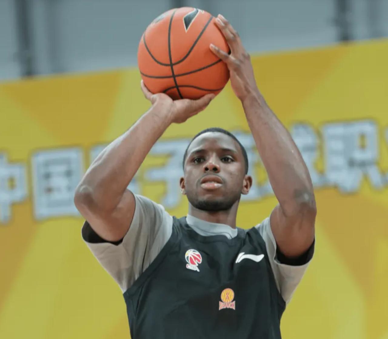 麻烦大了！迪亚洛被CBA公司停赛＋罚款，潘江愁到挠头要说最近CBA最让人头疼的