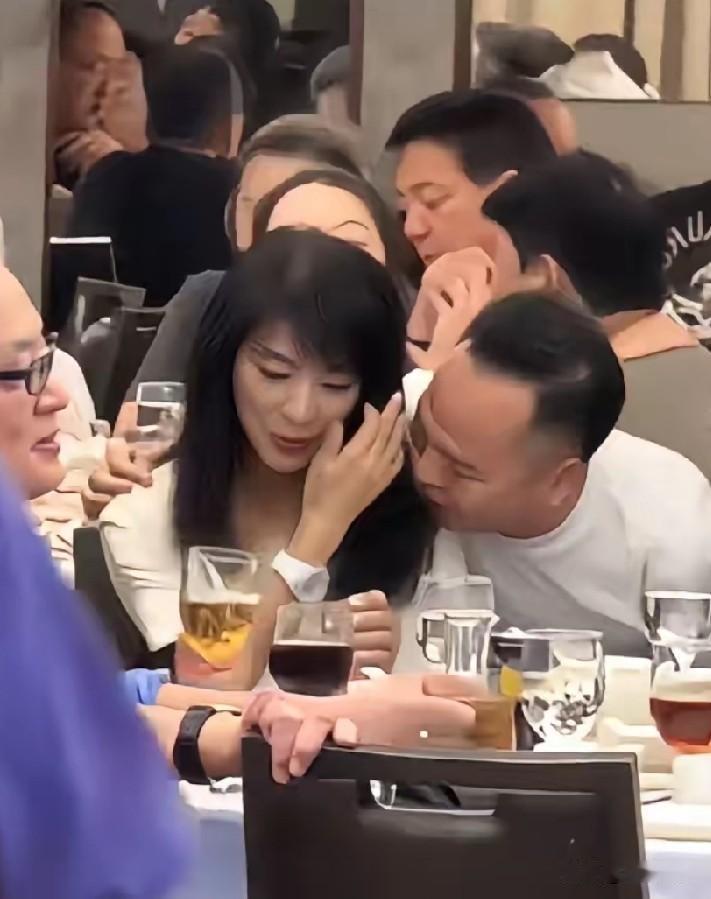 年轻时被骚扰也就算了，米雪到了71岁还躲不开，男的凑过去，米雪淡淡地躲开保持微笑