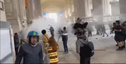 据媒体报道，在意大利拒绝承认巴勒斯坦后，大量意大利市民发动了大规模暴动。其中罢