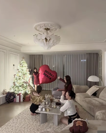 倪妮太豪气了，在北京自家豪宅里过圣诞，曝光了豪宅内景，就跟皇宫一样金碧辉煌，难怪