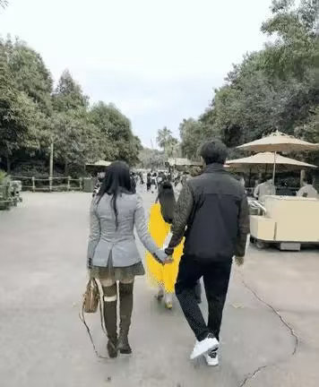 伊能静秦昊牵手游迪士尼网友想合照被温柔拒绝，因为带着小朋友不方便。能理解、更圈